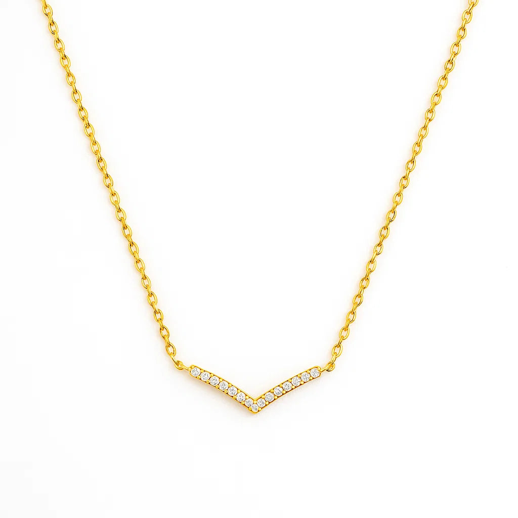 Collar ZAYA con dije en “V” tipo diadema con circonias, baño de oro 18K; hipoalergénico, a prueba de agua y con garantía de por vida