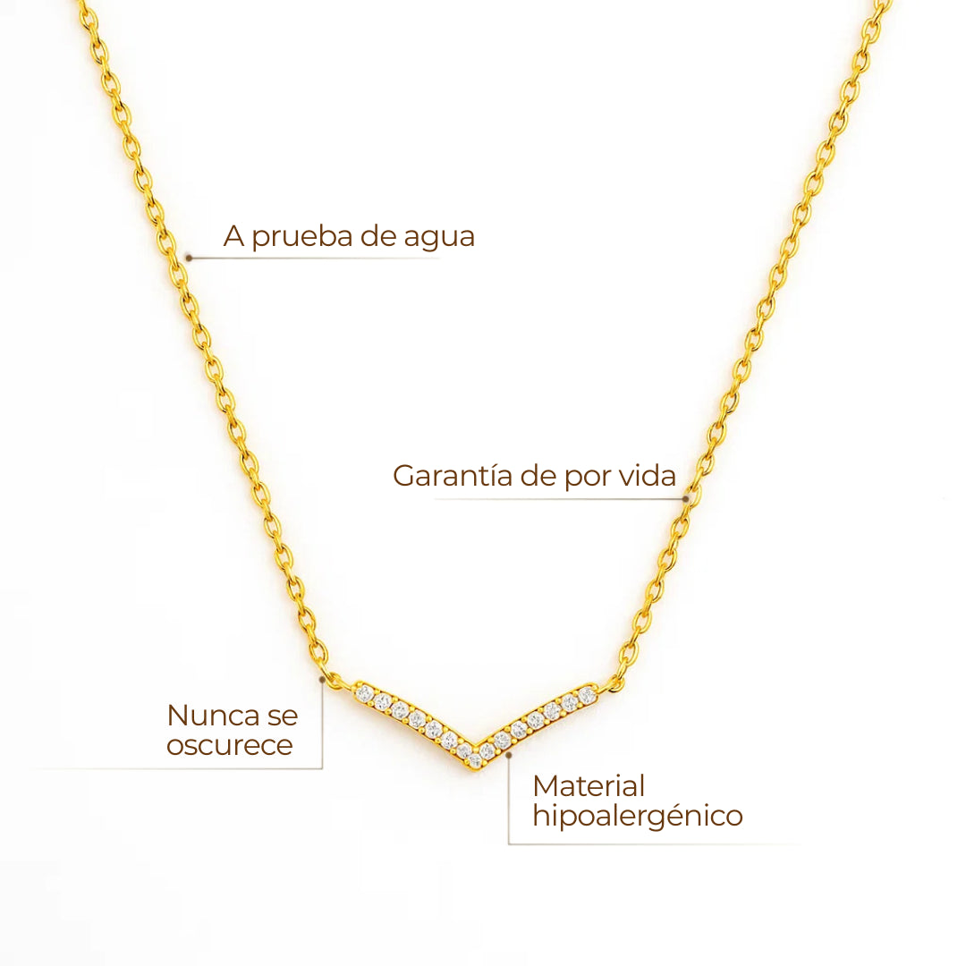 Collar ZAYA con dije en “V” tipo diadema con circonias, baño de oro 18K; hipoalergénico, a prueba de agua y con garantía de por vida