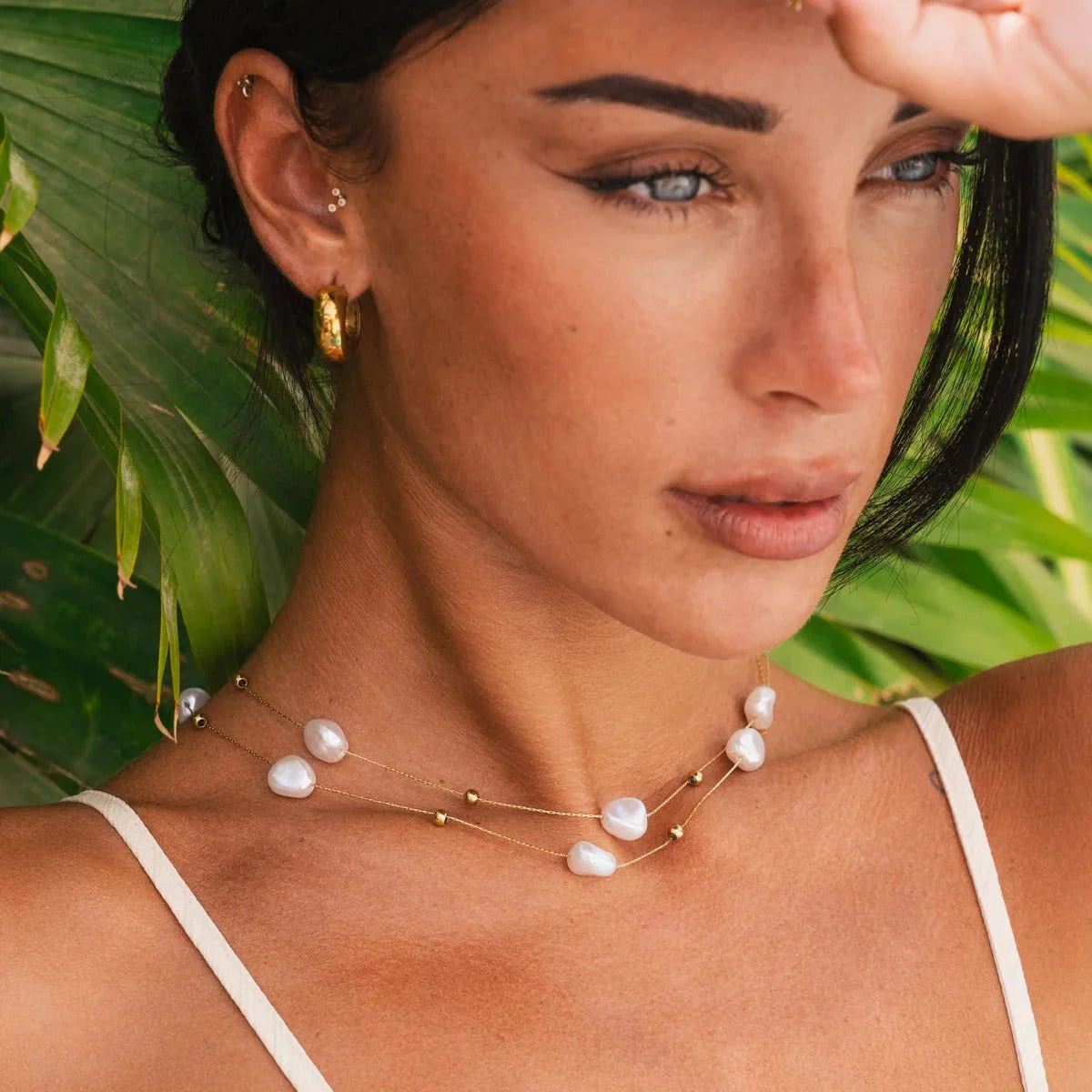 Collar doble ZAYA con perlas irregulares y esferas doradas, baño de oro 18K; hipoalergénico, a prueba de agua y con garantía de por vida