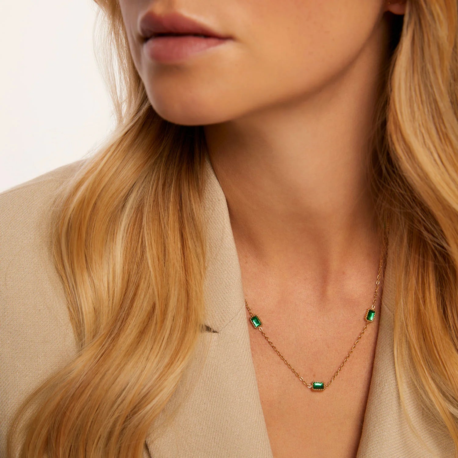 Collar ZAYA con puntos de luz verde esmeralda en engastes rectangulares, baño de oro 18K; hipoalergénico, a prueba de agua y con garantía de por vida