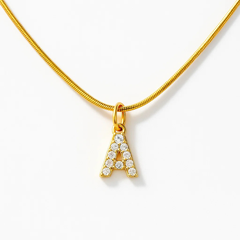 Collar ZAYA con letra inicial en pavé de zirconias, baño de oro 18K; hipoalergénico, a prueba de agua y con garantía de por vida.