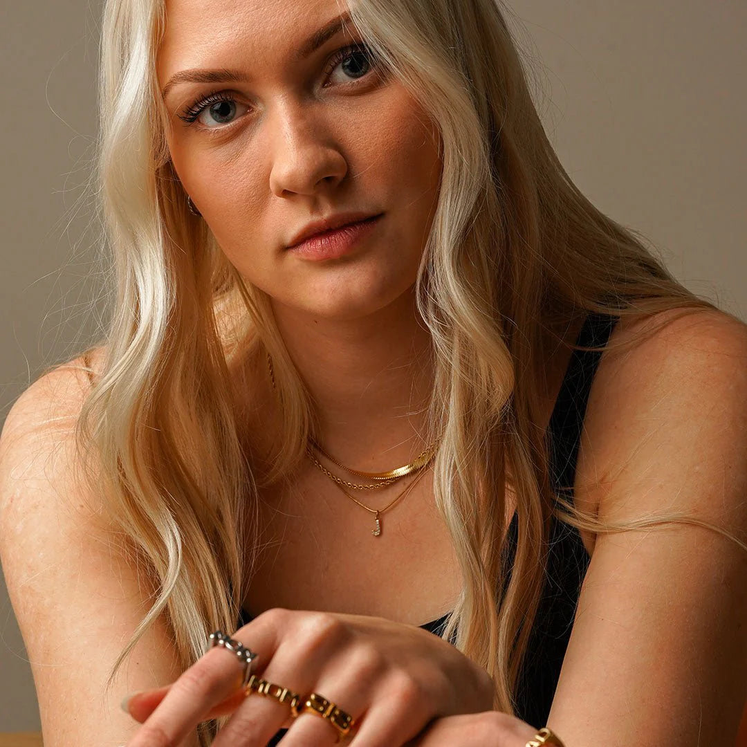 Collar ZAYA con letra inicial en pavé de zirconias, baño de oro 18K; hipoalergénico, a prueba de agua y con garantía de por vida.