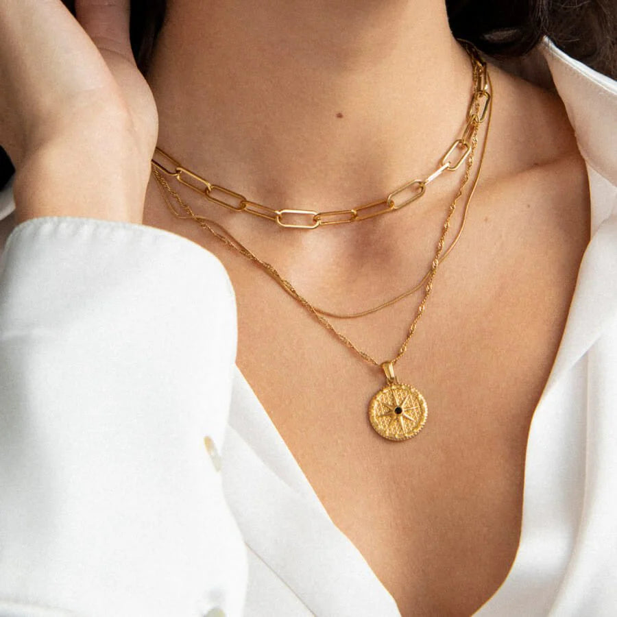 Collar ZAYA con dije Rosa de los Vientos y zirconia negra, baño de oro 18K; a prueba de agua, no se oscurece, hipoalergénico y con garantía de por vida.