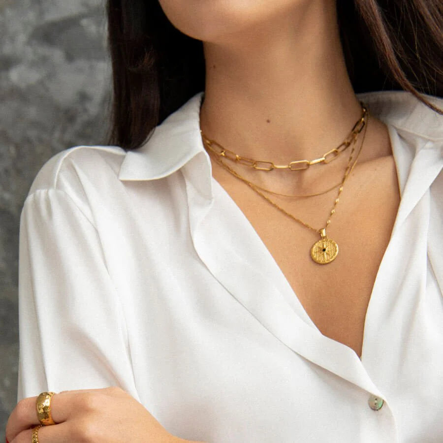 Collar ZAYA con dije Rosa de los Vientos y zirconia negra, baño de oro 18K; a prueba de agua, no se oscurece, hipoalergénico y con garantía de por vida.