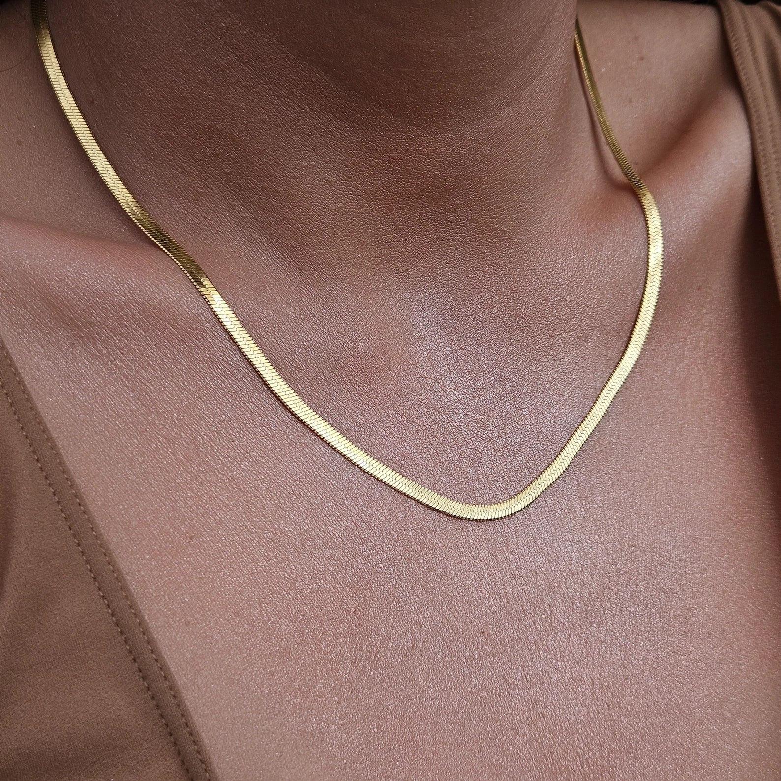 Collar ZAYA tipo snake fino de 2 mm, baño de oro 18K; ajustable 45–50 cm, hipoalergénico, a prueba de agua y con garantía de por vida.