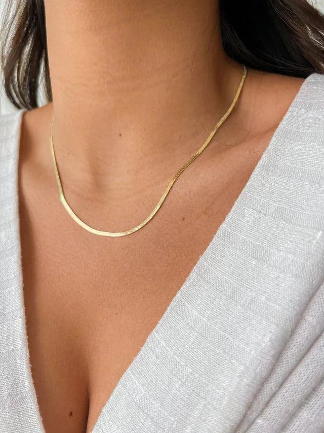 Collar ZAYA tipo snake fino de 2 mm, baño de oro 18K; ajustable 45–50 cm, hipoalergénico, a prueba de agua y con garantía de por vida.