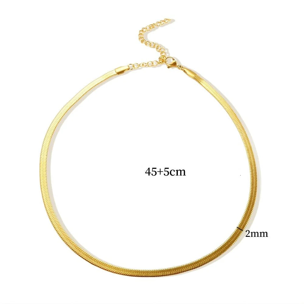 Collar ZAYA tipo snake fino de 2 mm, baño de oro 18K; ajustable 45–50 cm, hipoalergénico, a prueba de agua y con garantía de por vida.