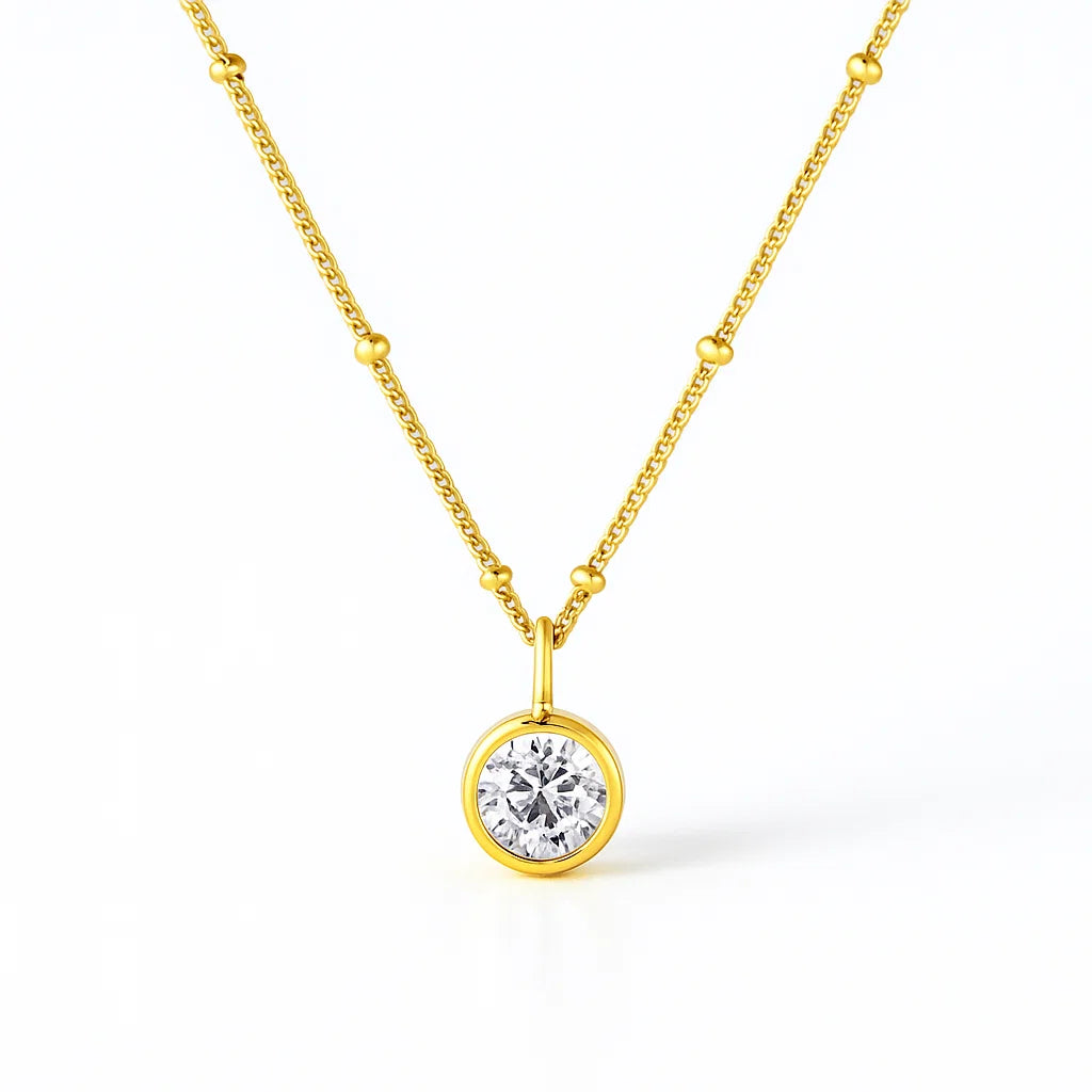 Collar ZAYA con dije solitario de cristal CZ de 9 mm y cadena con mini esferas, baño de oro 18K; hipoalergénico, a prueba de agua y con garantía de por vida