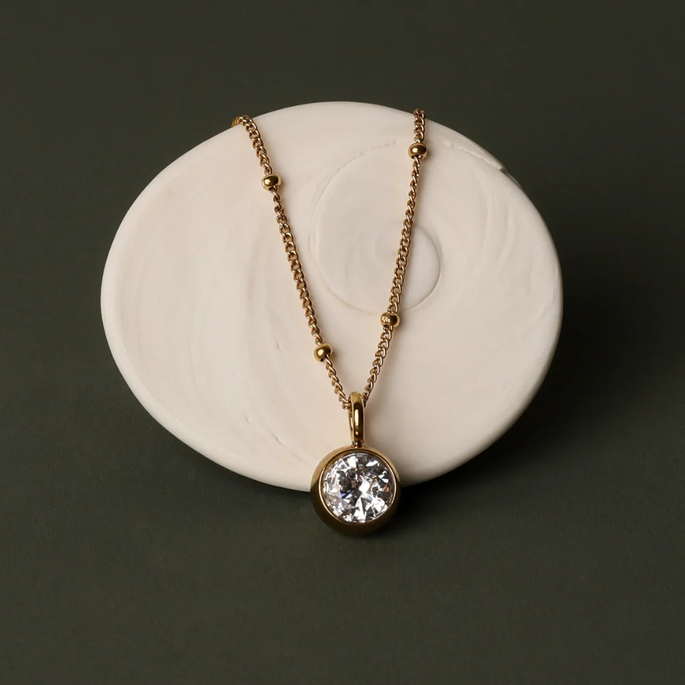 Collar ZAYA con dije solitario de cristal CZ de 9 mm y cadena con mini esferas, baño de oro 18K; hipoalergénico, a prueba de agua y con garantía de por vida