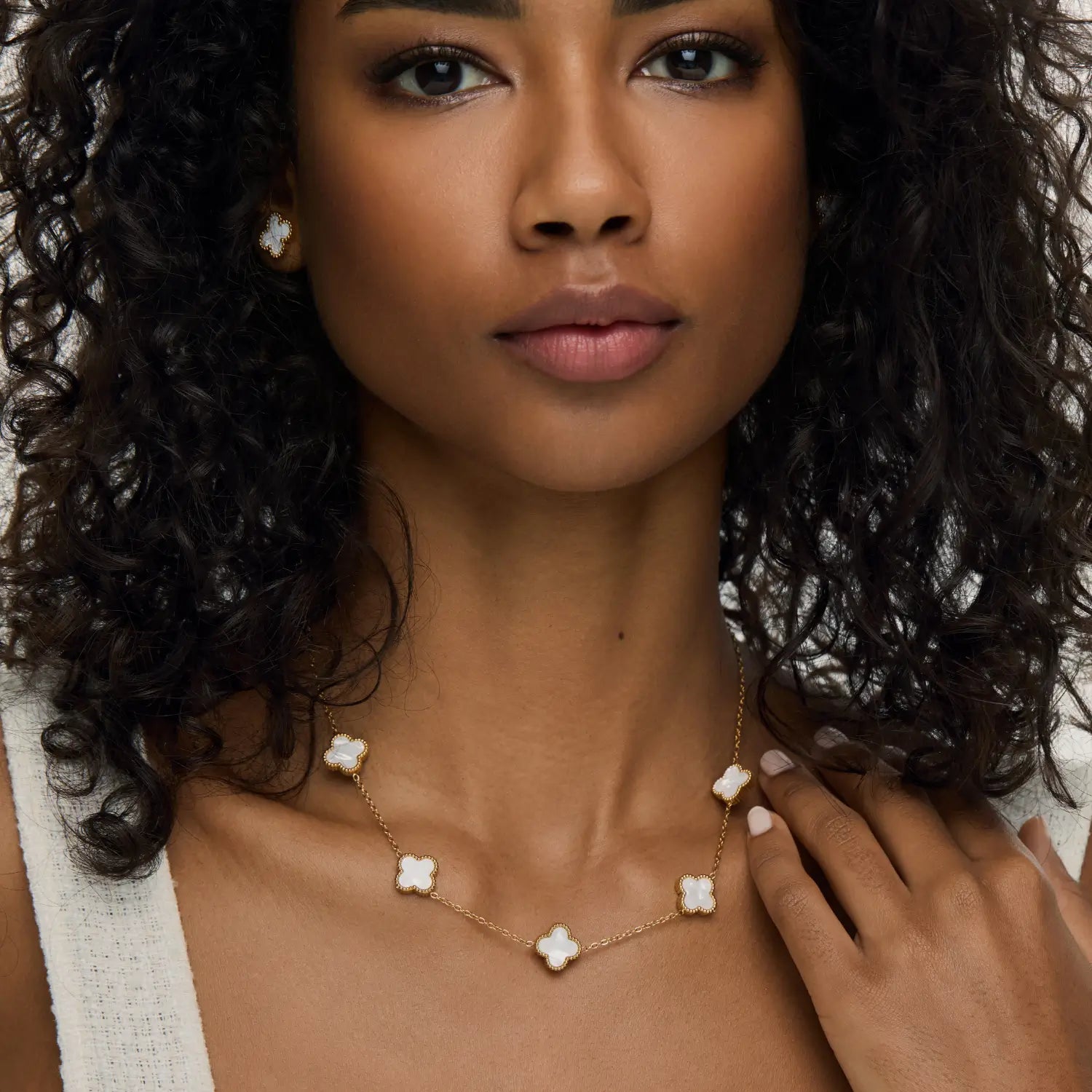 Collar ZAYA con tréboles blancos y borde texturizado, baño de oro 18K; hipoalergénico, a prueba de agua y con garantía de por vida.