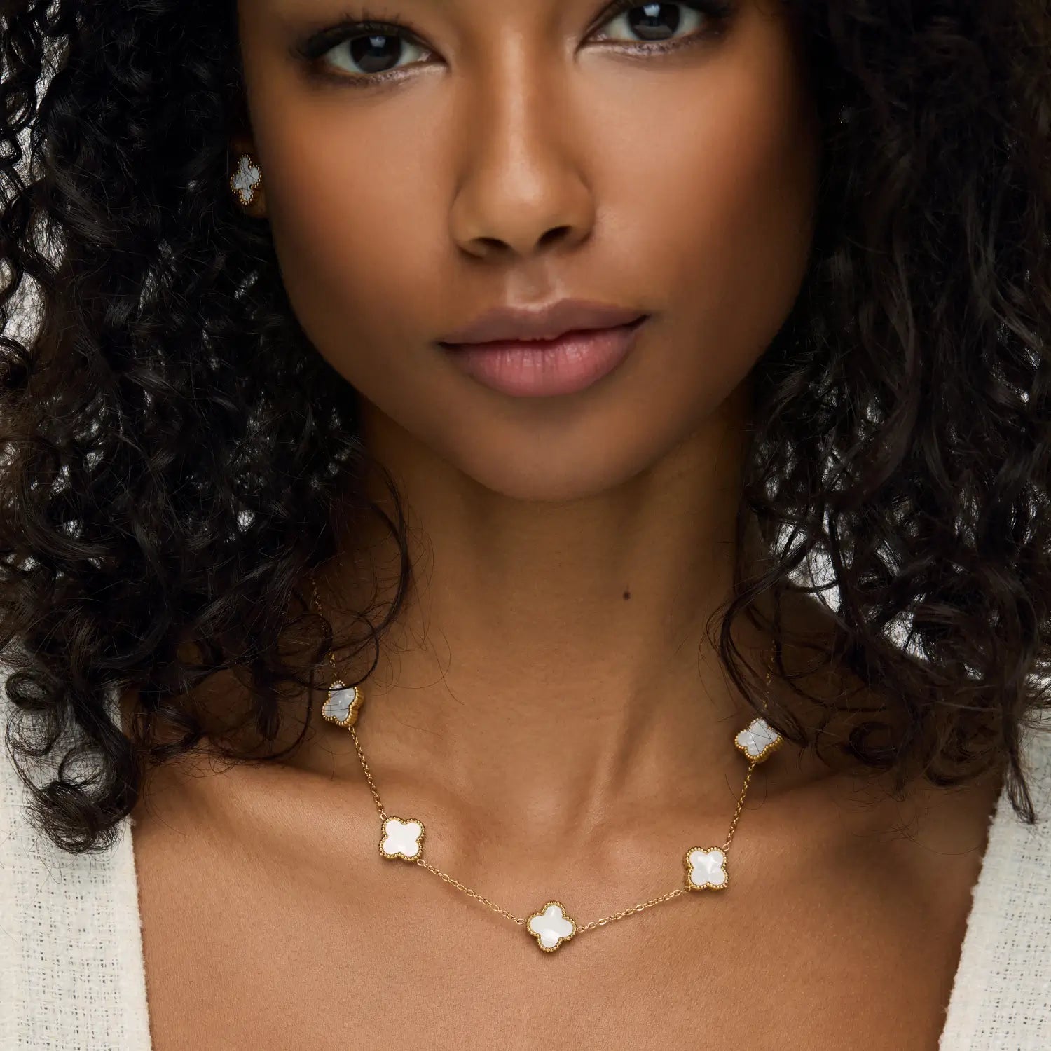 Collar ZAYA con tréboles blancos y borde texturizado, baño de oro 18K; hipoalergénico, a prueba de agua y con garantía de por vida.