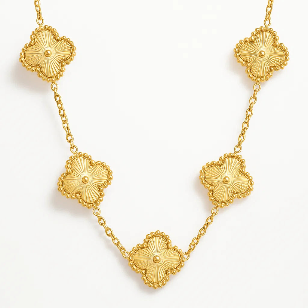 Collar ZAYA con tréboles dorados y borde texturizado, baño de oro 18K; hipoalergénico, a prueba de agua y con garantía de por vida.