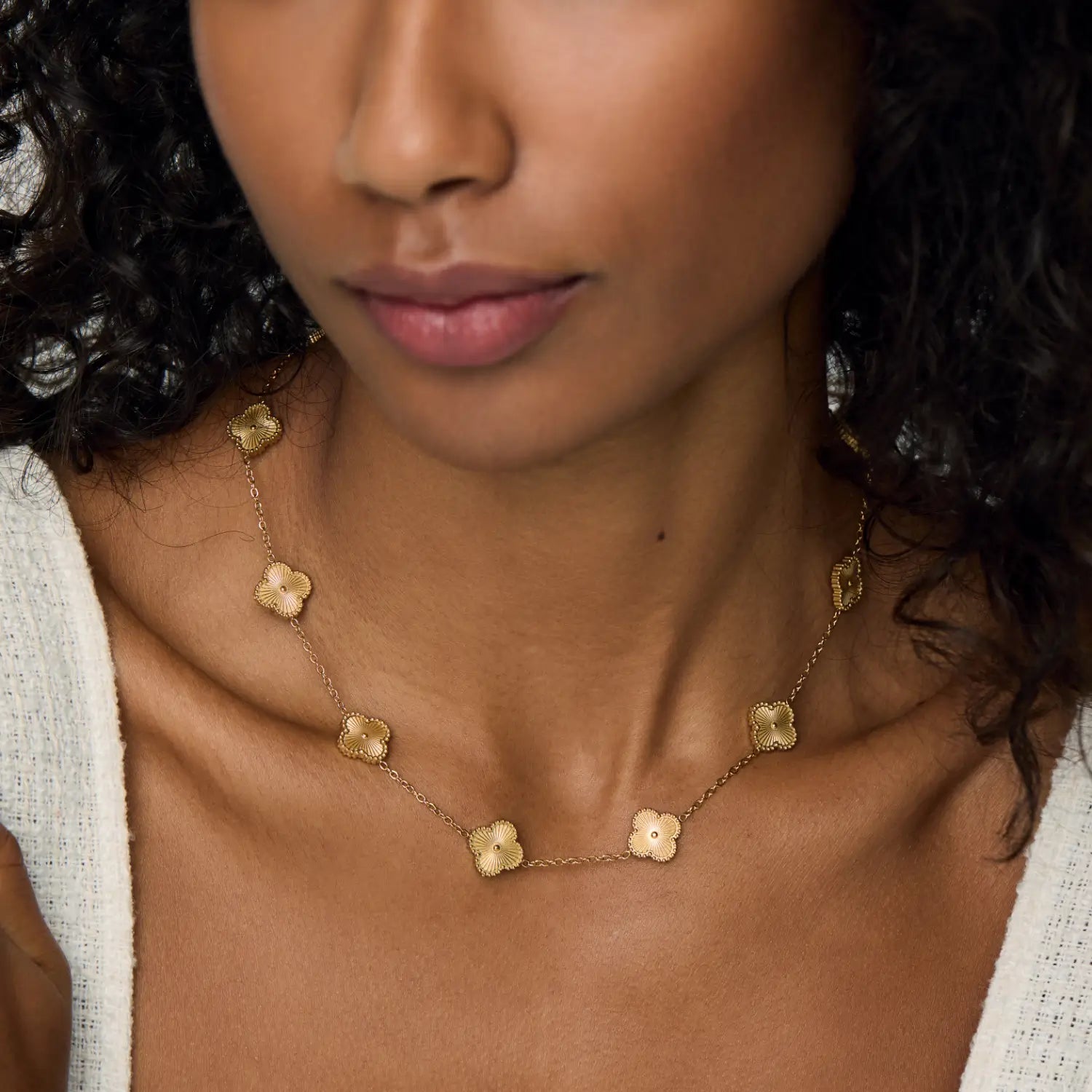 Collar ZAYA con tréboles dorados y borde texturizado, baño de oro 18K; hipoalergénico, a prueba de agua y con garantía de por vida.