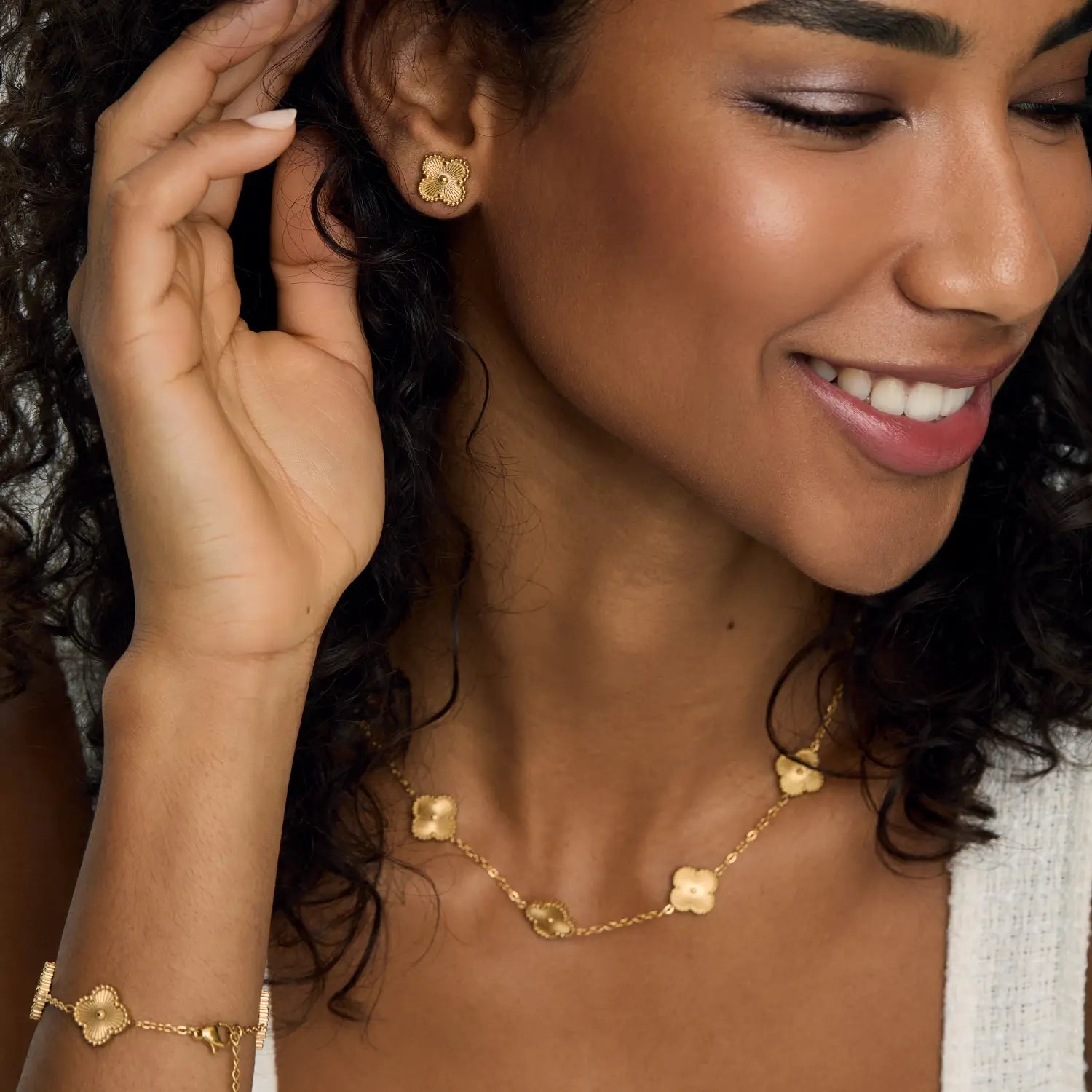 Collar ZAYA con tréboles dorados y borde texturizado, baño de oro 18K; hipoalergénico, a prueba de agua y con garantía de por vida.