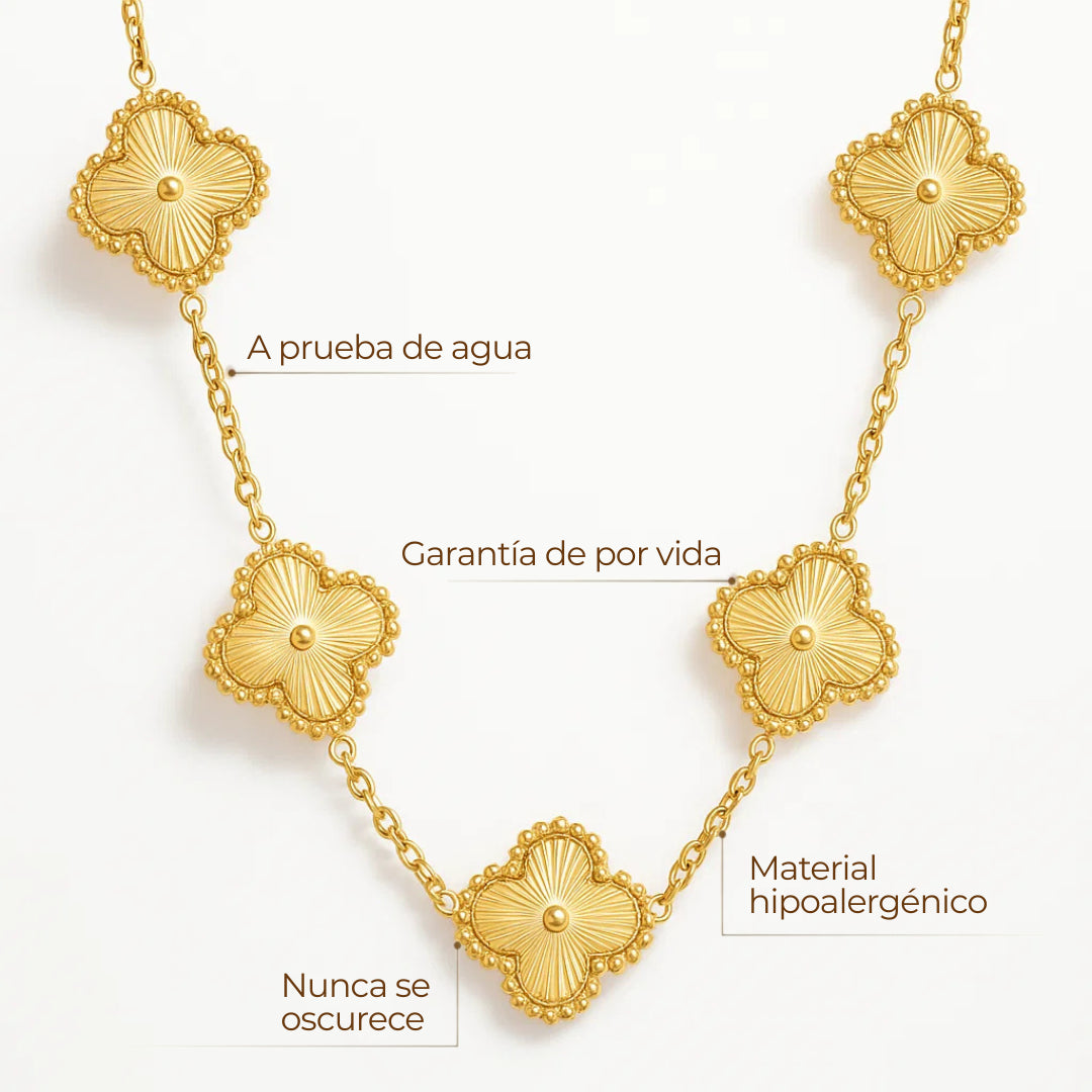 Collar ZAYA con tréboles dorados y borde texturizado, baño de oro 18K; hipoalergénico, a prueba de agua y con garantía de por vida.