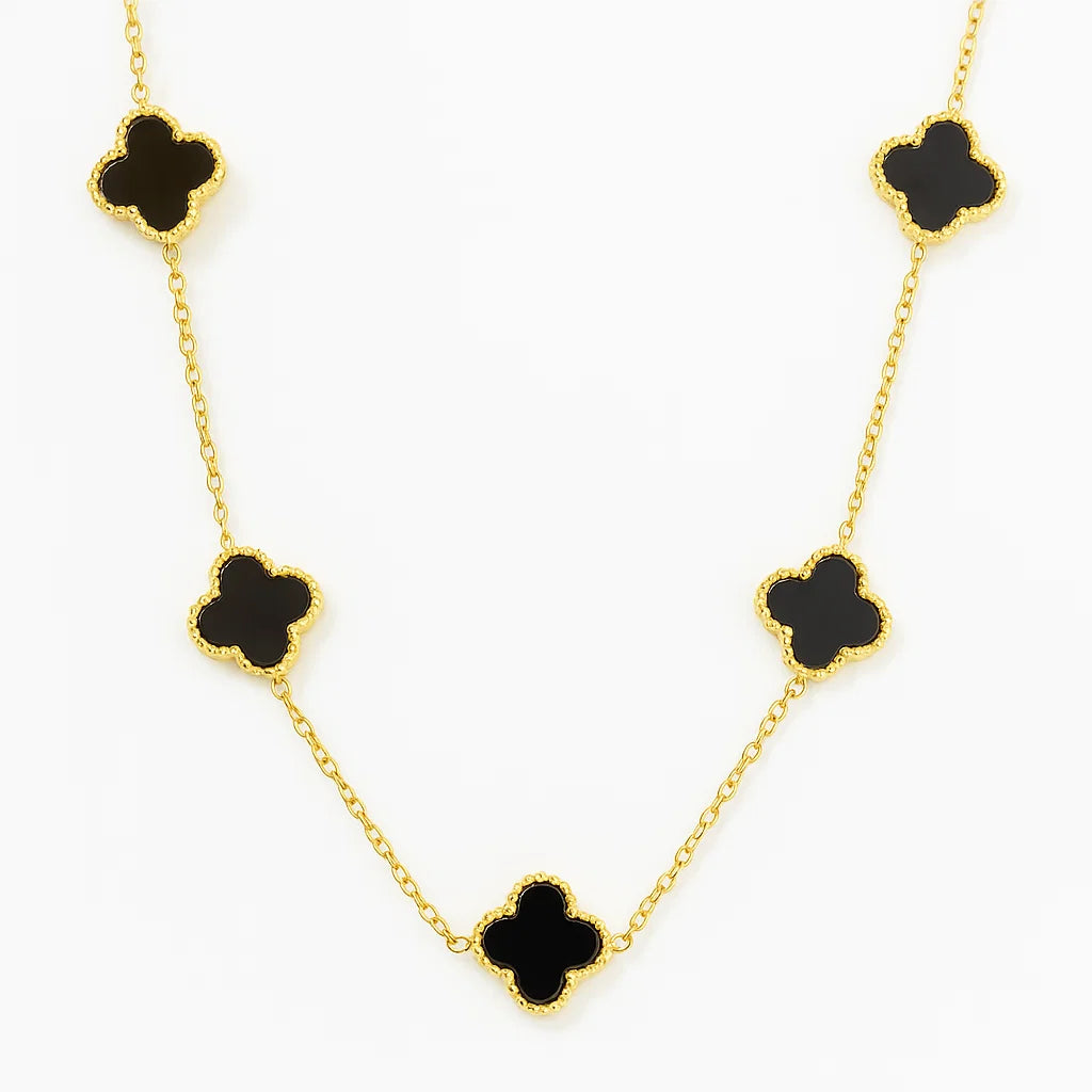 Collar ZAYA con tréboles negros esmaltados y borde texturizado, baño de oro 18K; hipoalergénico, a prueba de agua y con garantía de por vida.
