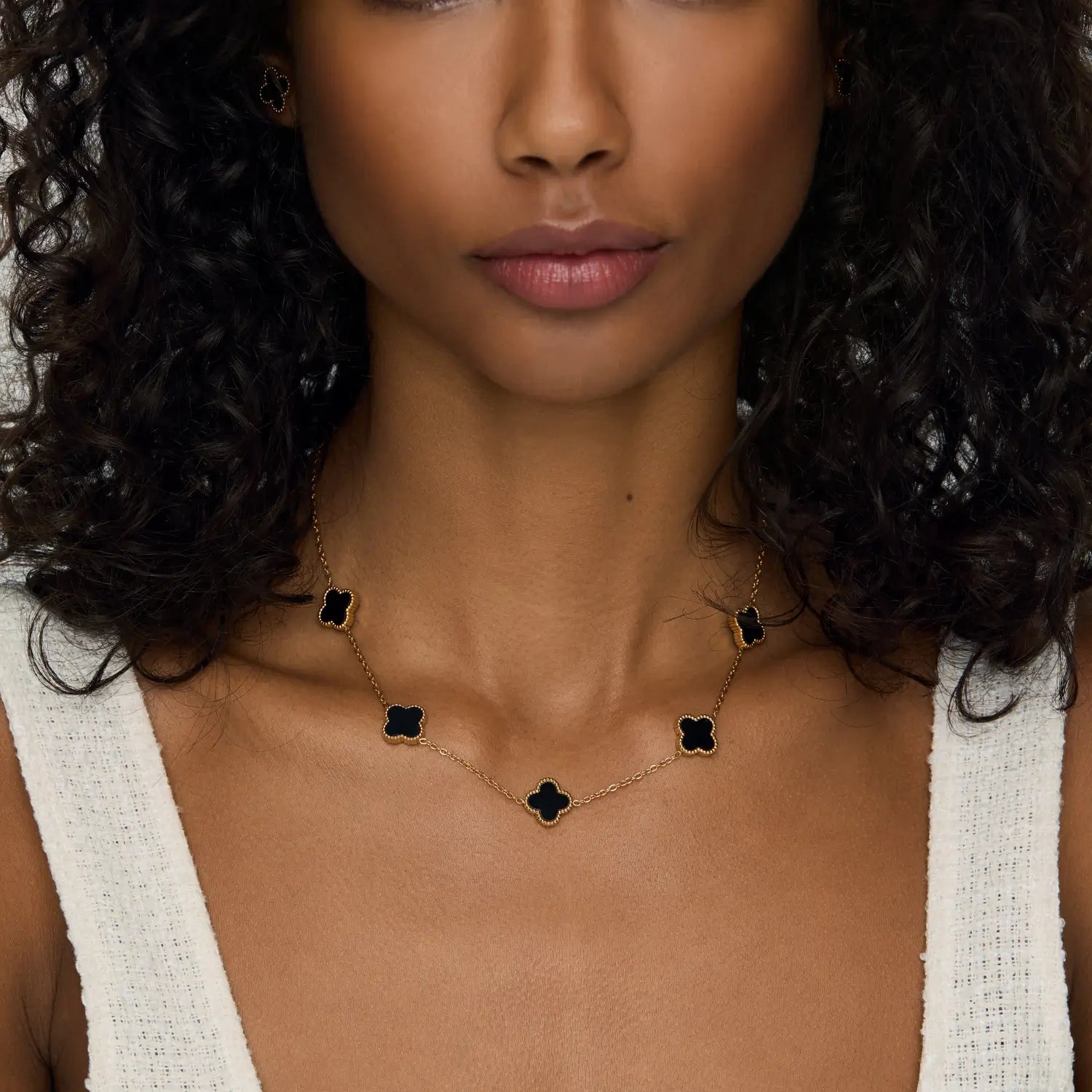 Collar ZAYA con tréboles negros esmaltados y borde texturizado, baño de oro 18K; hipoalergénico, a prueba de agua y con garantía de por vida.