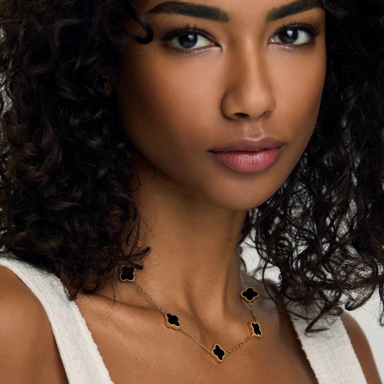 Collar ZAYA con tréboles negros esmaltados y borde texturizado, baño de oro 18K; hipoalergénico, a prueba de agua y con garantía de por vida.