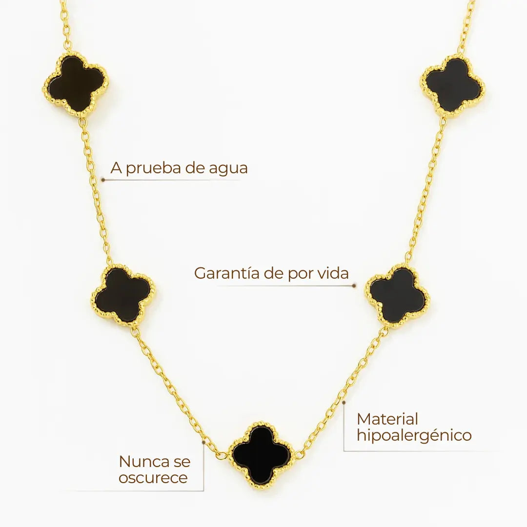 Collar ZAYA con tréboles negros esmaltados y borde texturizado, baño de oro 18K; hipoalergénico, a prueba de agua y con garantía de por vida.