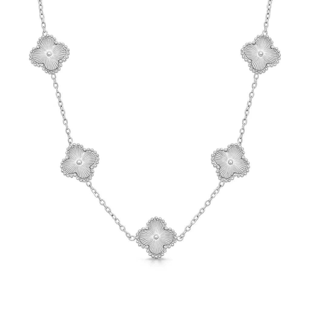 Collar ZAYA con tréboles plata y borde texturizado, baño de oro 18K; hipoalergénico, a prueba de agua y con garantía de por vida.