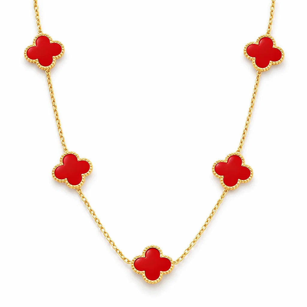 Collar ZAYA con tréboles rojos esmaltados y borde texturizado, acero inoxidable, baño de oro 18K; hipoalergénico, a prueba de agua y con garantía de por vida.