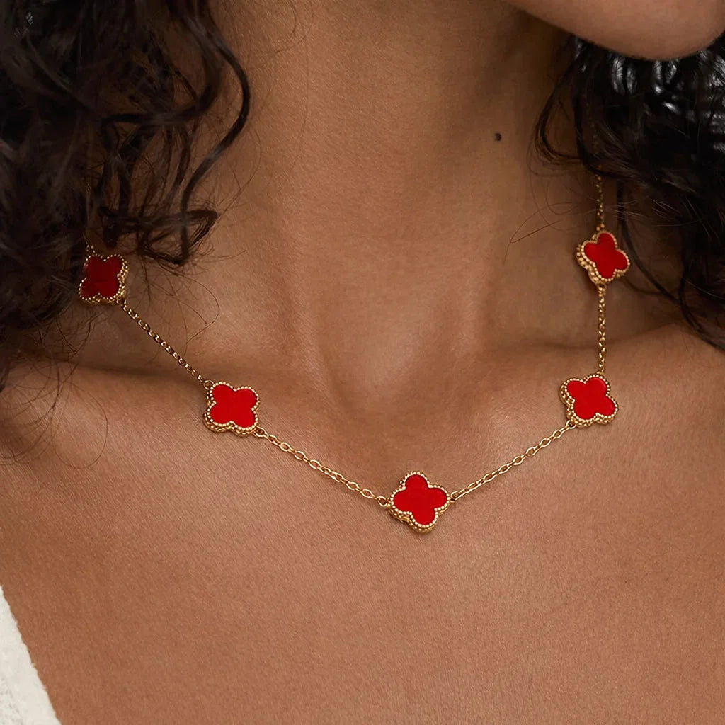 Collar ZAYA con tréboles rojos esmaltados y borde texturizado, acero inoxidable, baño de oro 18K; hipoalergénico, a prueba de agua y con garantía de por vida.