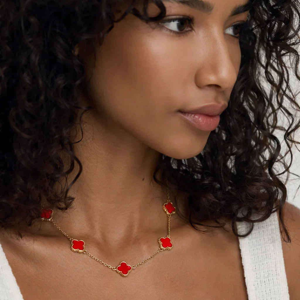 Collar ZAYA con tréboles rojos esmaltados y borde texturizado, acero inoxidable, baño de oro 18K; hipoalergénico, a prueba de agua y con garantía de por vida.