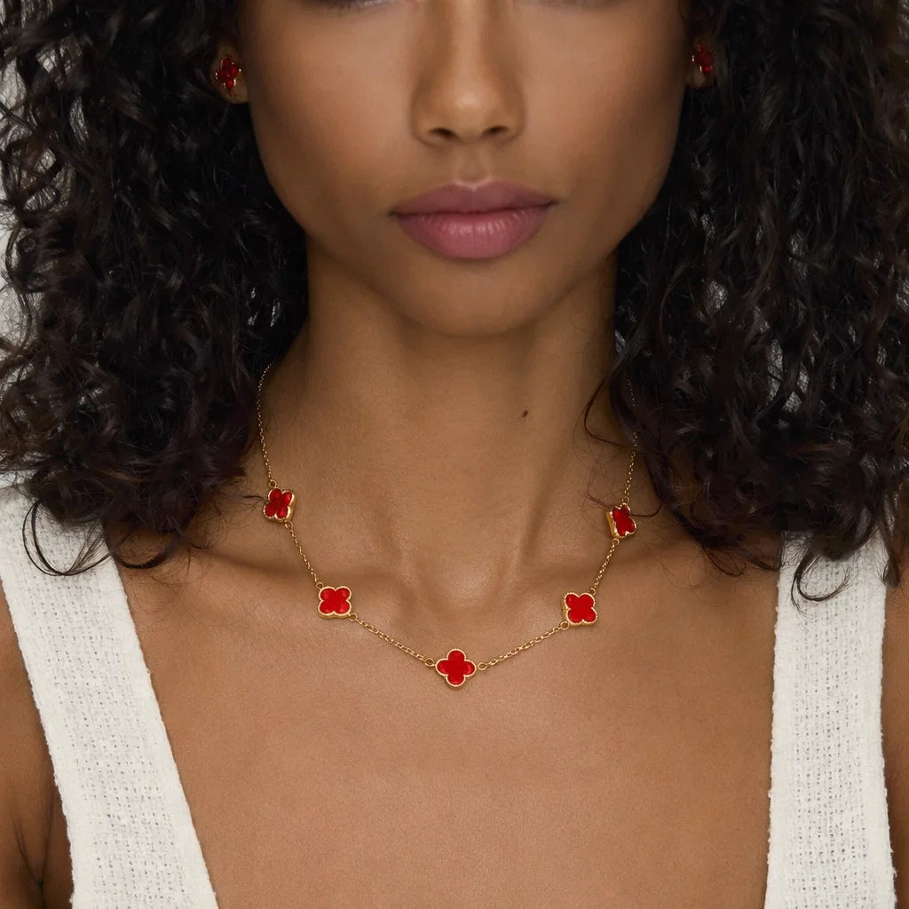 Collar ZAYA con tréboles rojos esmaltados y borde texturizado, acero inoxidable, baño de oro 18K; hipoalergénico, a prueba de agua y con garantía de por vida.