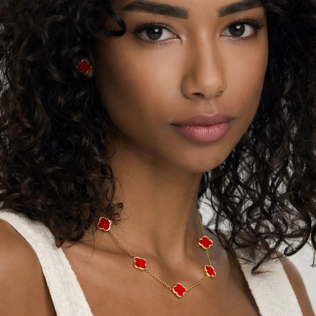 Collar ZAYA con tréboles rojos esmaltados y borde texturizado, acero inoxidable, baño de oro 18K; hipoalergénico, a prueba de agua y con garantía de por vida.