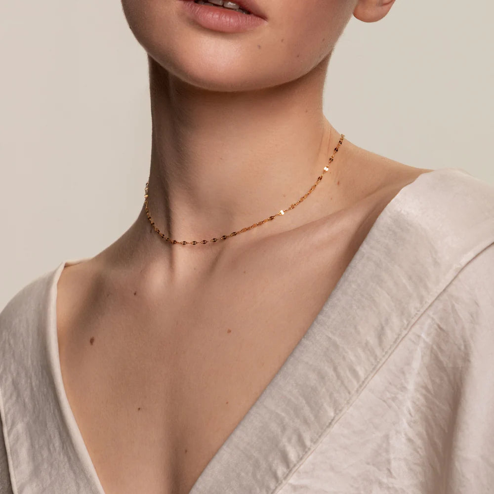 Gargantilla ZAYA delicada con micro esferas facetadas, baño de oro 18K; hipoalergénica, a prueba de agua y con garantía de por vida