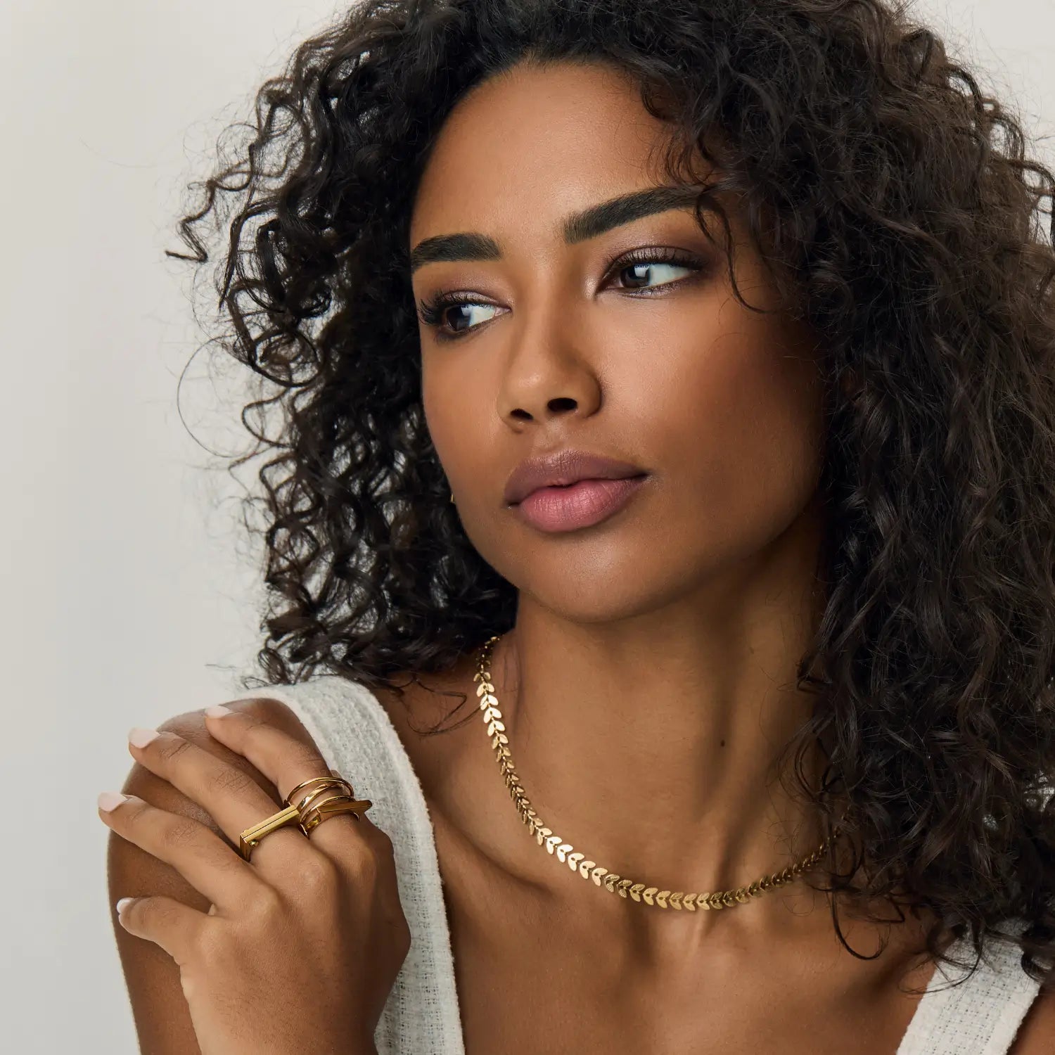 Gargantilla ZAYA tipo laurel con eslabones de hojas texturizadas, baño de oro 18K; hipoalergénica, a prueba de agua y con garantía de por vida