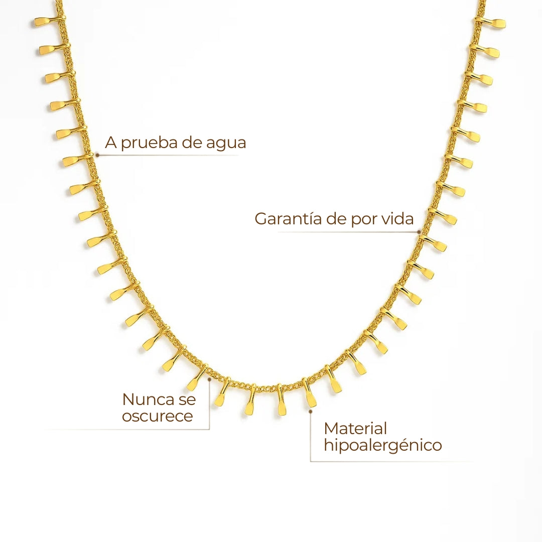 Gargantilla ZAYA Jureré con dijes dorados, baño de oro 18K; a prueba de agua, no se oscurece, hipoalergénica y con garantía de por vida.