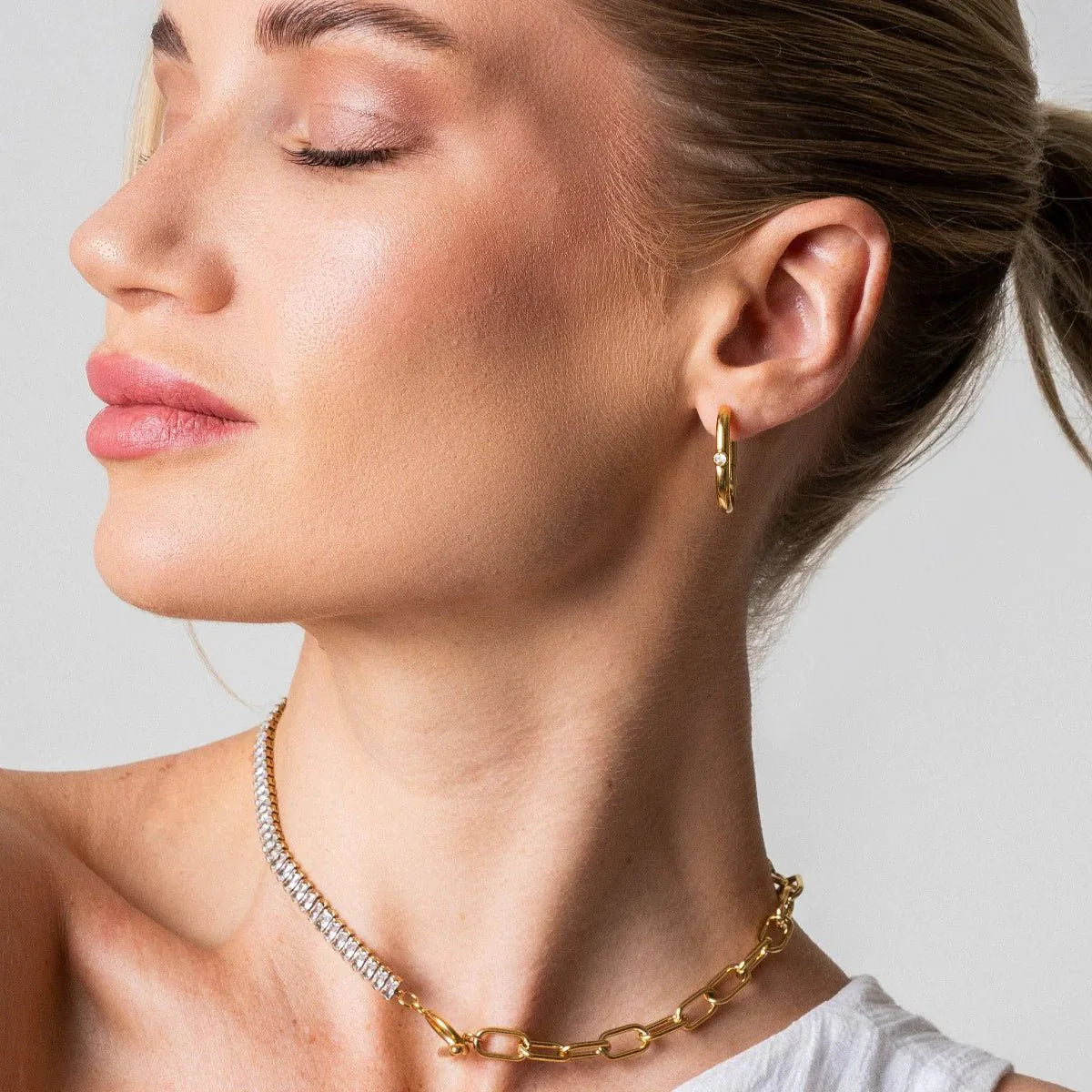 Gargantilla ZAYA media cadena paperclip y media riviera de circonias baguette, baño de oro 18K; ajustable, hipoalergénica y a prueba de agua con garantía de por vida.