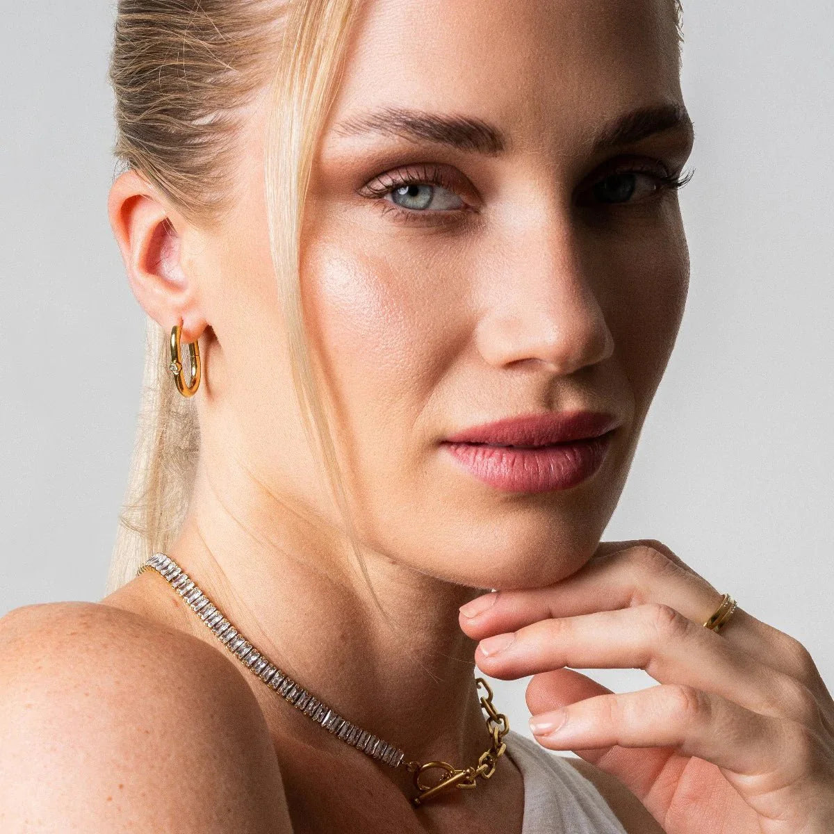 Gargantilla ZAYA media cadena paperclip y media riviera de circonias baguette, baño de oro 18K; ajustable, hipoalergénica y a prueba de agua con garantía de por vida.