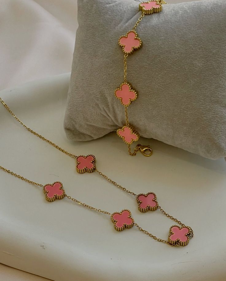 Collar Trébol Rosa – Baño de Oro 18K