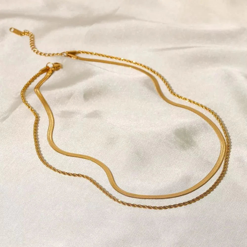 Mix Collar Melina ZAYA: set en capas con cadena malla snake y cadena cuerda, baño de oro 18K; a prueba de agua, no se oscurece, hipoalergénico y con garantía de por vida.