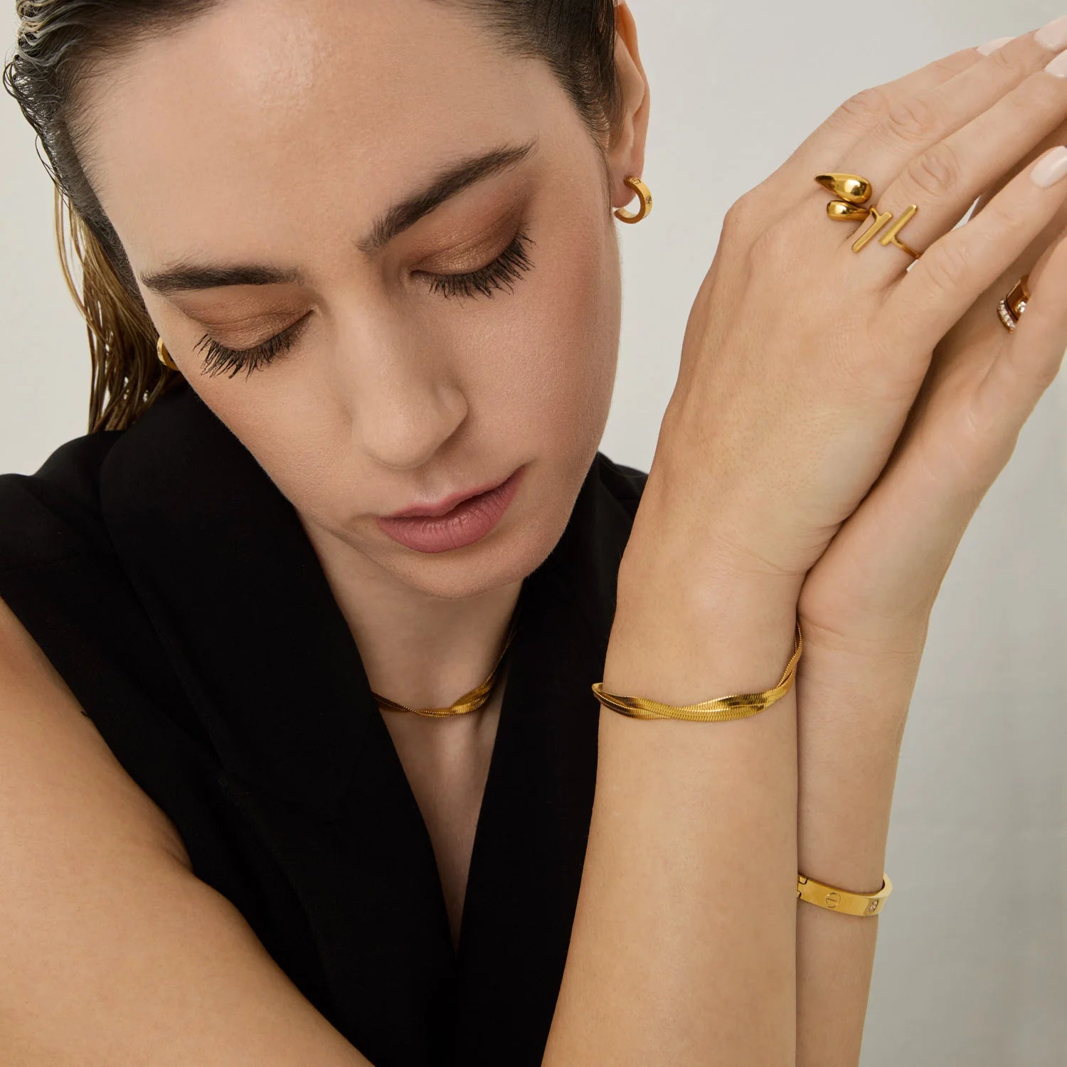 Pulsera ZAYA tipo snake ondulada, baño de oro 18K; hipoalergénica, a prueba de agua, no se oscurece y con garantía de por vida