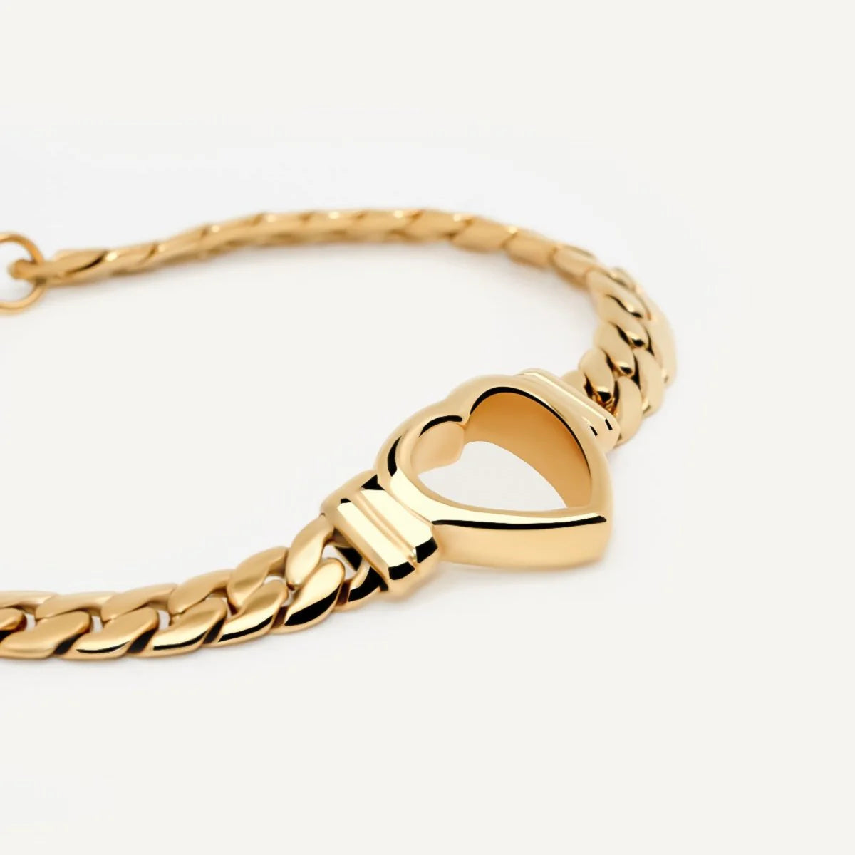 Pulsera ZAYA de eslabones con dije de corazón calado y extensor, baño de oro 18K; a prueba de agua, no se oscurece, hipoalergénica y con garantía de por vida.
