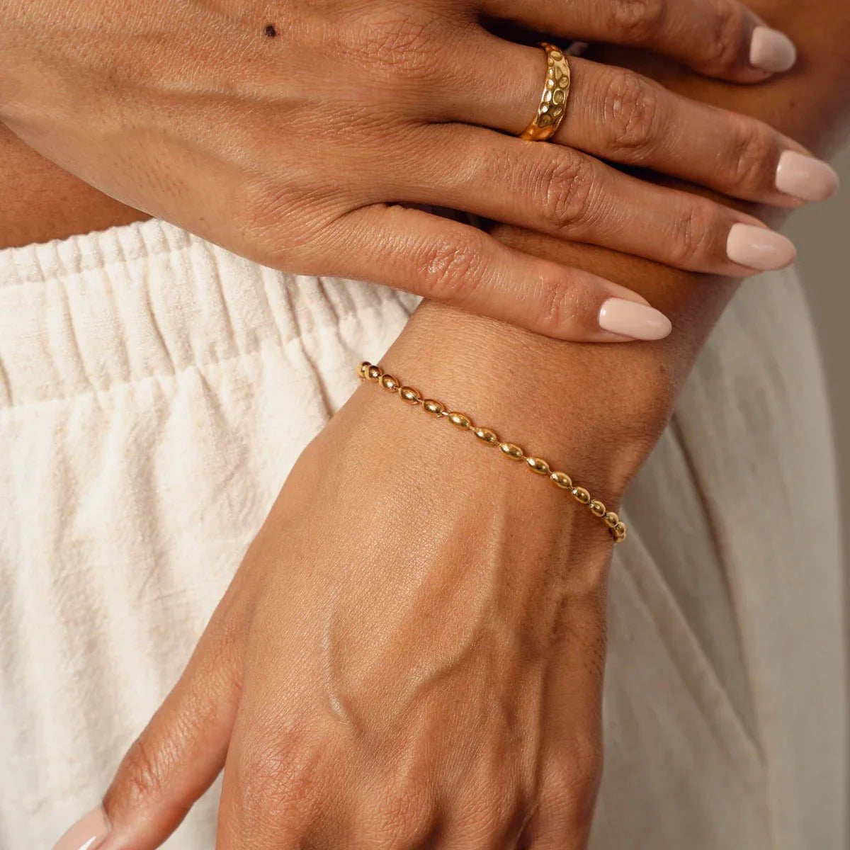Pulsera ZAYA de esferas pulidas, baño de oro 18K, ajustable; hipoalergénica, a prueba de agua y con garantía de por vida