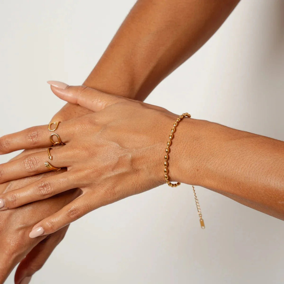 Pulsera ZAYA de esferas pulidas, baño de oro 18K, ajustable; hipoalergénica, a prueba de agua y con garantía de por vida