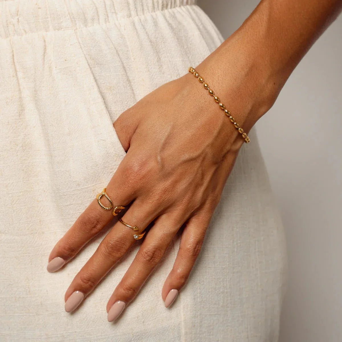 Pulsera ZAYA de esferas pulidas, baño de oro 18K, ajustable; hipoalergénica, a prueba de agua y con garantía de por vida