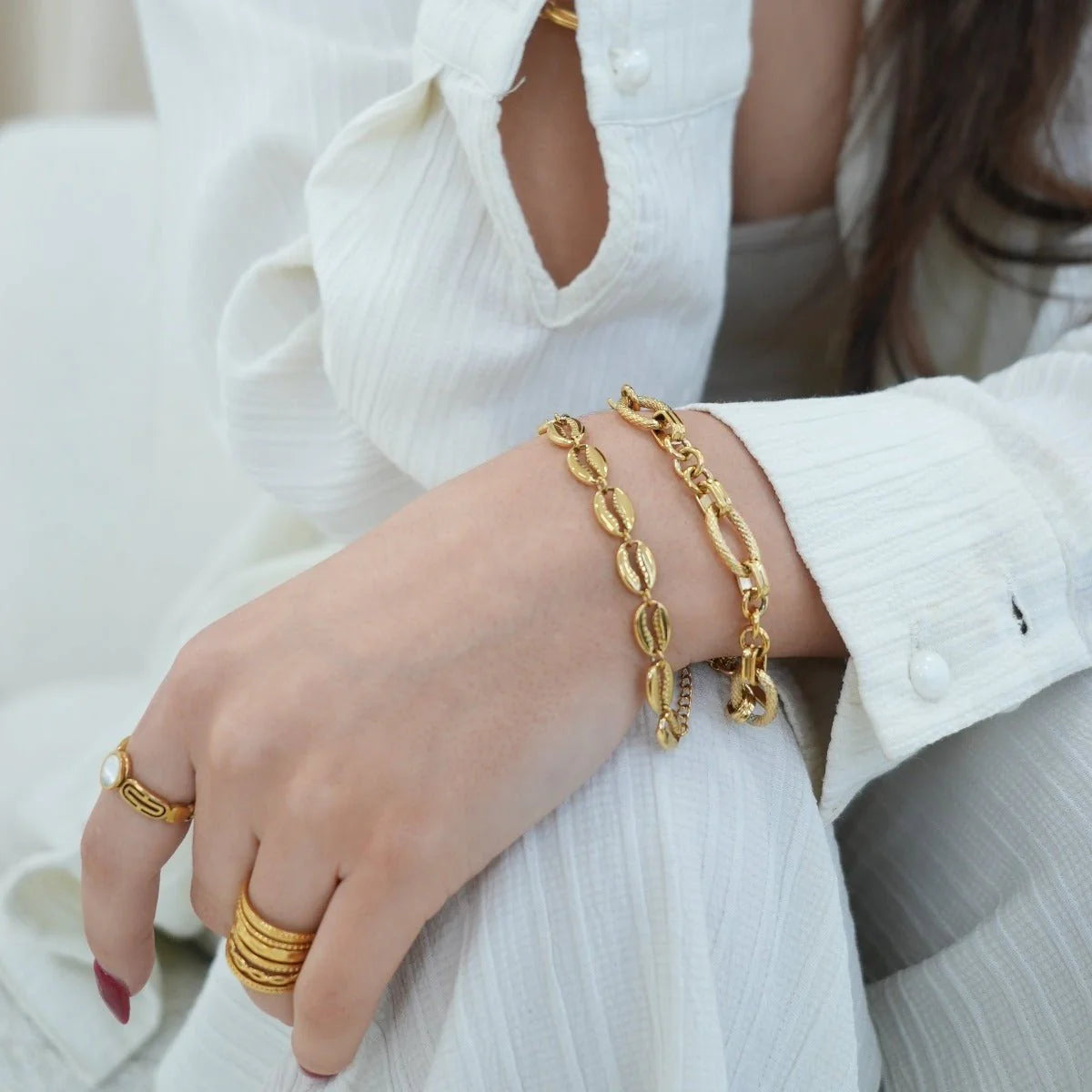 Pulsera ZAYA Noronha con caracolas tipo cauri, baño de oro 18K; hipoalergénica, a prueba de agua y con garantía de por vida