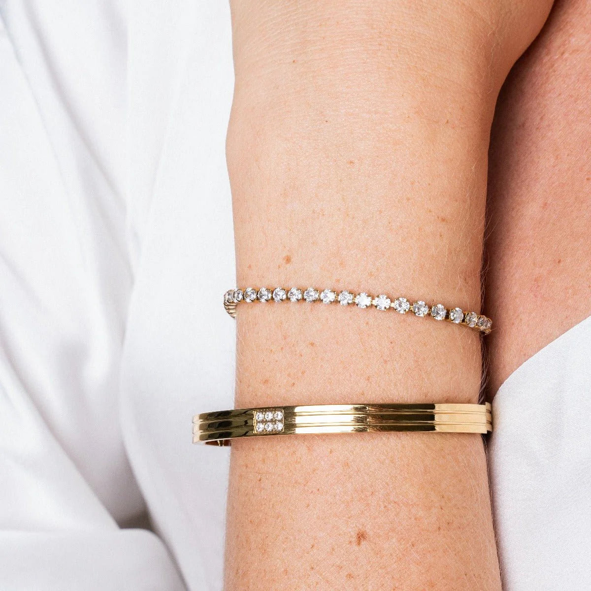 Pulsera ZAYA tipo riviera con circonias y cierre ajustable, baño de oro 18K; hipoalergénica, a prueba de agua y con garantía de por vida