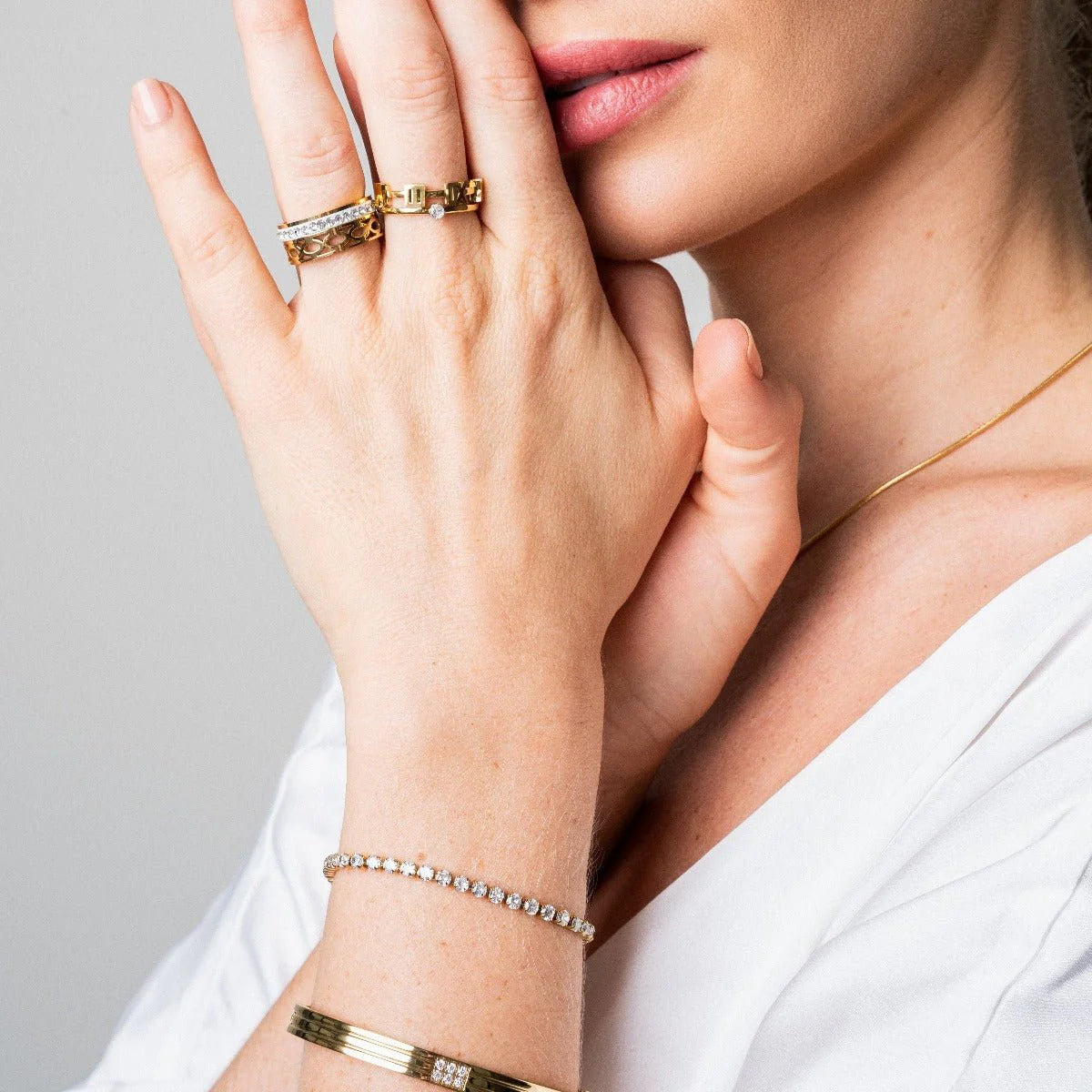 Pulsera ZAYA tipo riviera con circonias y cierre ajustable, baño de oro 18K; hipoalergénica, a prueba de agua y con garantía de por vida