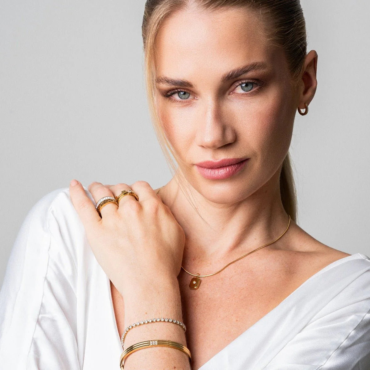 Pulsera ZAYA tipo riviera con circonias y cierre ajustable, baño de oro 18K; hipoalergénica, a prueba de agua y con garantía de por vida