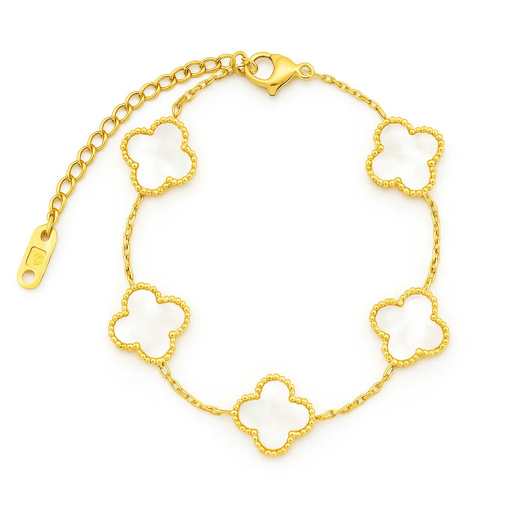 Pulsera ZAYA con tréboles blancos esmaltados y borde texturizado, baño de oro 18K; hipoalergénica, a prueba de agua y con garantía de por vida.