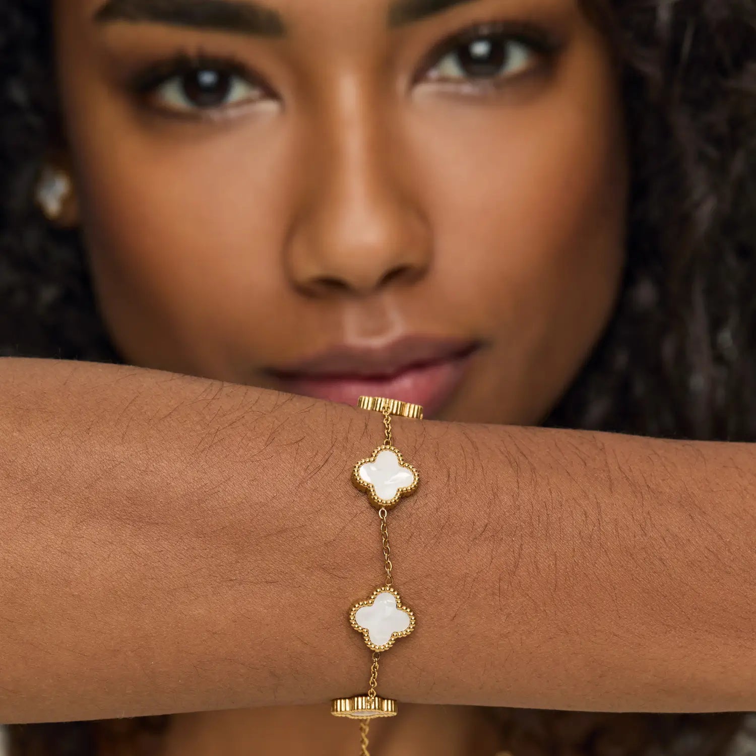 Pulsera ZAYA con tréboles blancos esmaltados y borde texturizado, baño de oro 18K; hipoalergénica, a prueba de agua y con garantía de por vida.