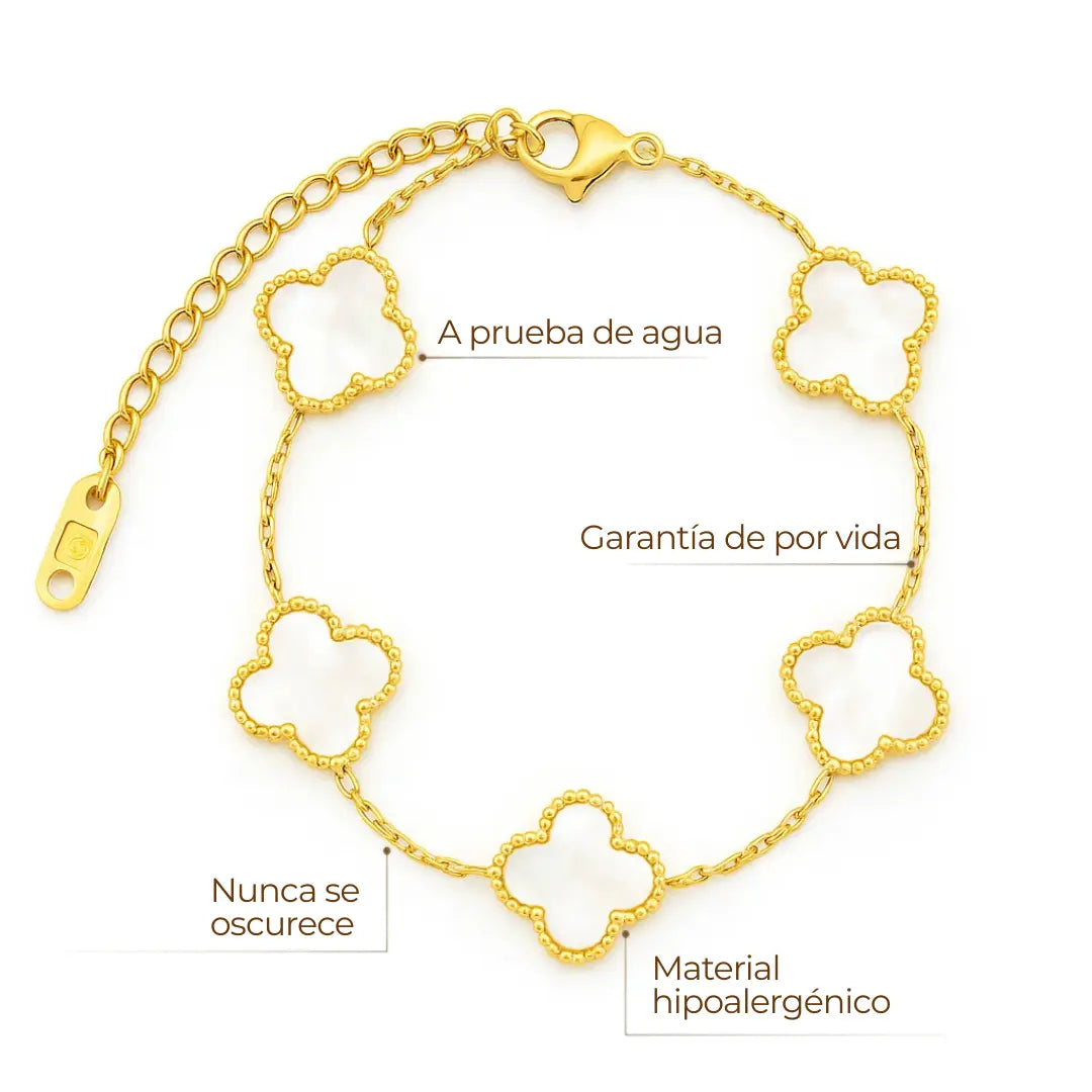 Pulsera ZAYA con tréboles blancos esmaltados y borde texturizado, baño de oro 18K; hipoalergénica, a prueba de agua y con garantía de por vida.