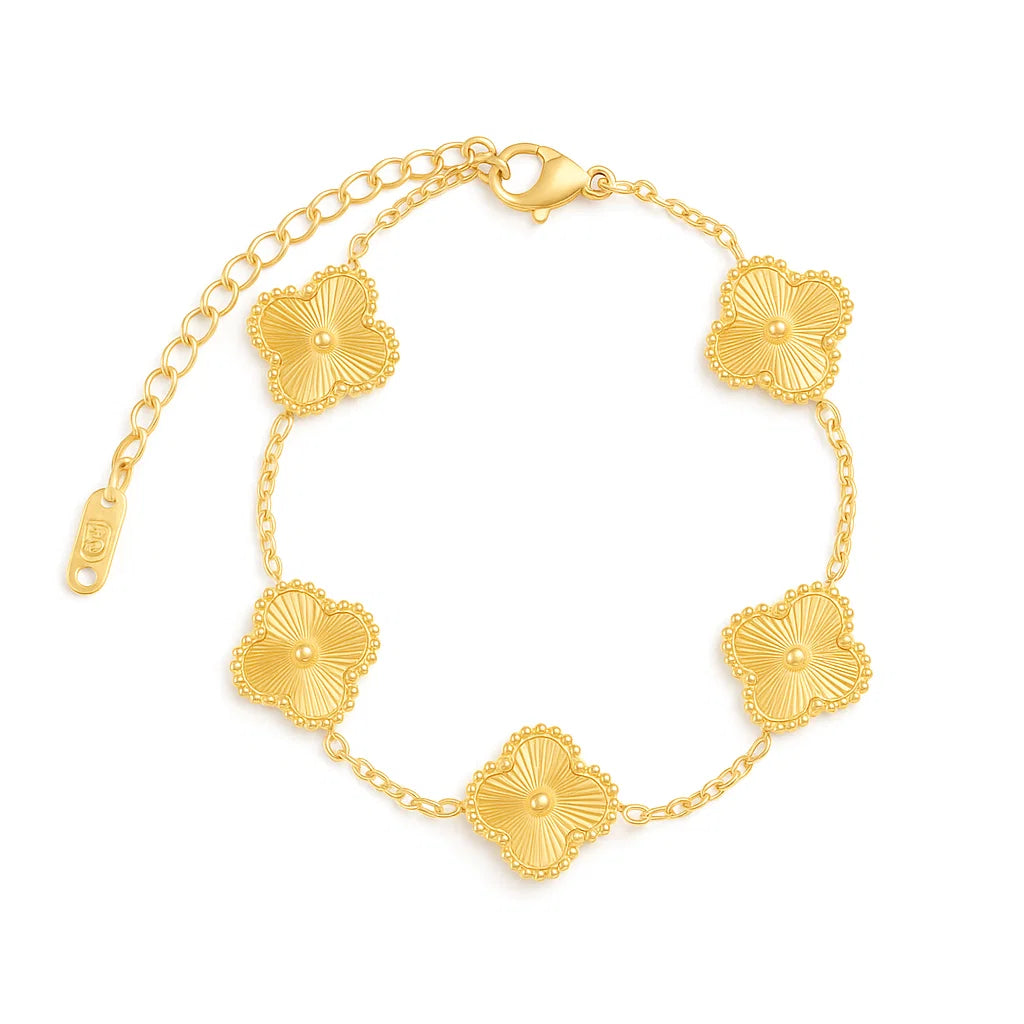 Pulsera ZAYA con tréboles dorados y borde texturizado, baño de oro 18K; hipoalergénica, a prueba de agua y con garantía de por vida.