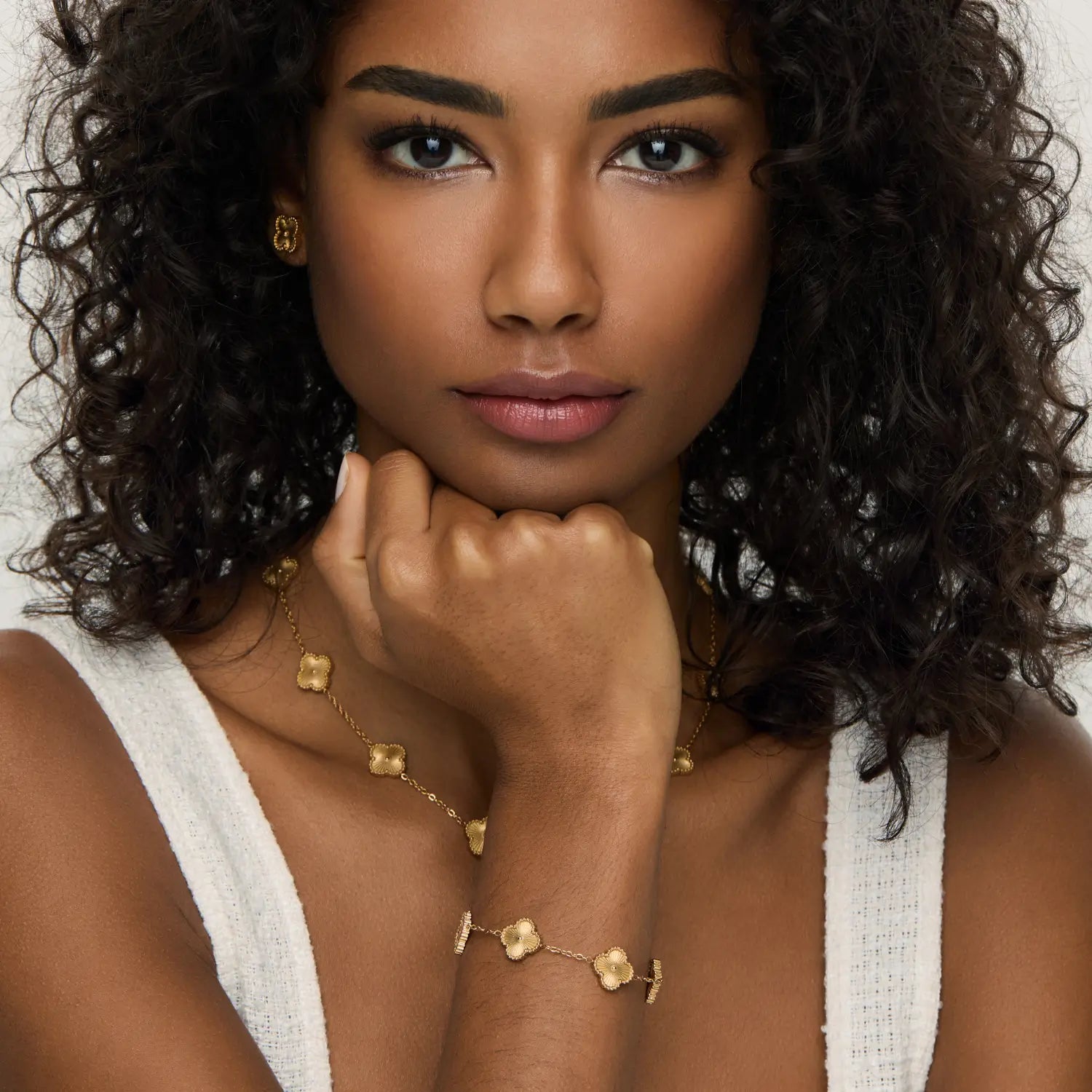 Pulsera ZAYA con tréboles dorados y borde texturizado, baño de oro 18K; hipoalergénica, a prueba de agua y con garantía de por vida.